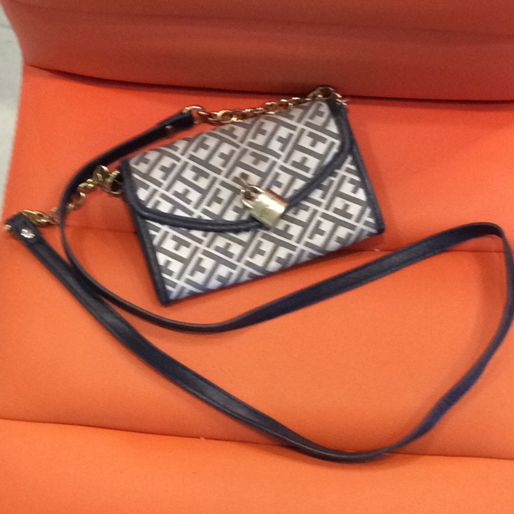 Small Tommy Hilfiger purse - Picture 2 of 5